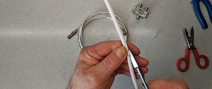 A simple antenna for digital TV with your own hands based on a splitter