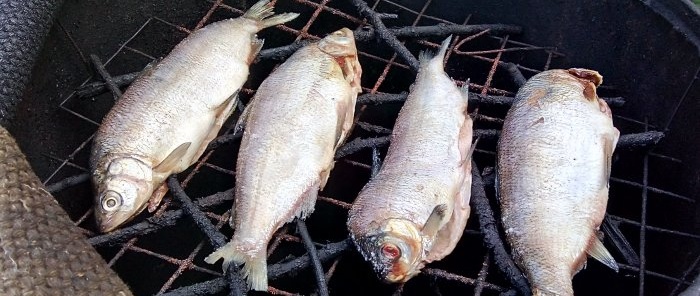 We make a smokehouse from a barrel and cook fish like in USSR grocery stores