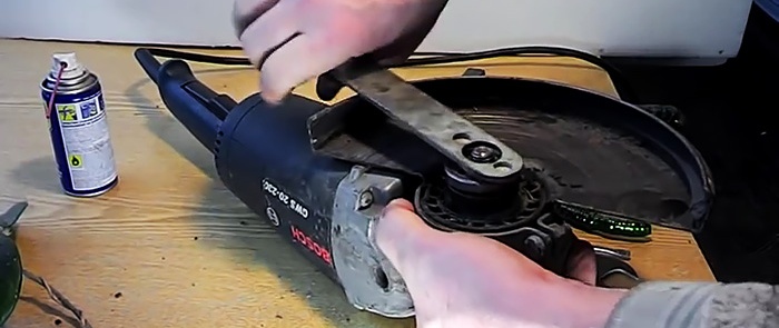 How to unscrew an angle grinder without any problems if the disc is jammed and broken. Advice from an experienced locksmith