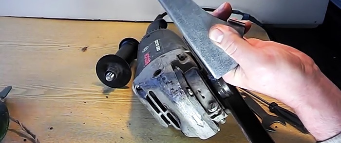 How to unscrew an angle grinder without any problems if the disc is jammed and broken. Advice from an experienced locksmith