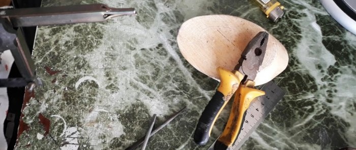 How to make a mini metal hacksaw for working in hard-to-reach places