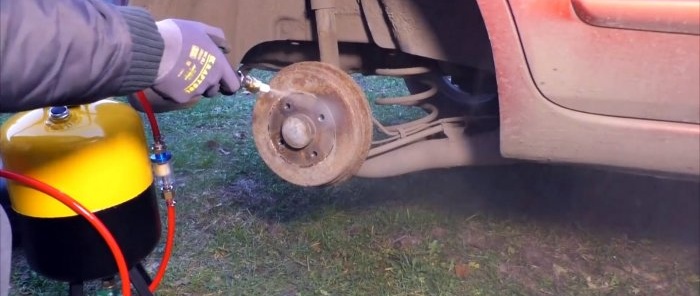 Sandblasting installation from a car candle and a small gas cylinder