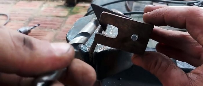 How to make an automatic gate latch from several pieces of steel