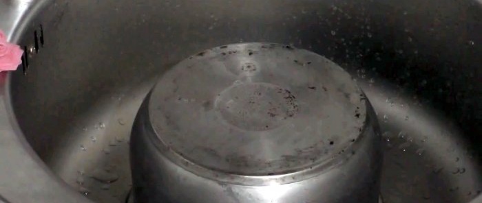 How to clean the bottom of a pot or frying pan from carbon deposits without effort