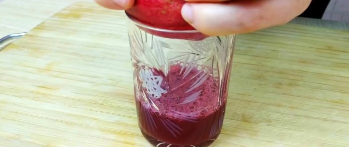 How to squeeze a glass of pomegranate juice in a couple of minutes without a juicer