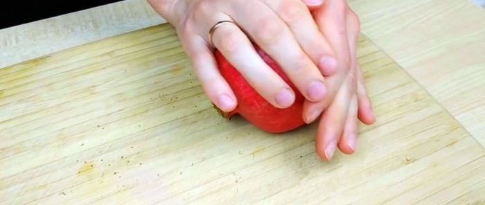 How to squeeze a glass of pomegranate juice in a couple of minutes without a juicer