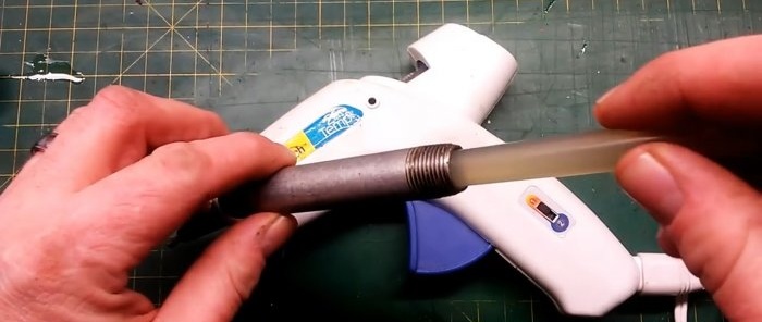 How to use a glue gun to turn plastic bags into plastic for DIY projects