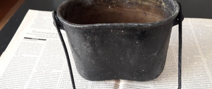 How to clean a camping pot from soot and deposits the old-fashioned way