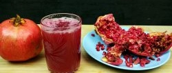 How to squeeze a glass of pomegranate juice in a couple of minutes without a juicer