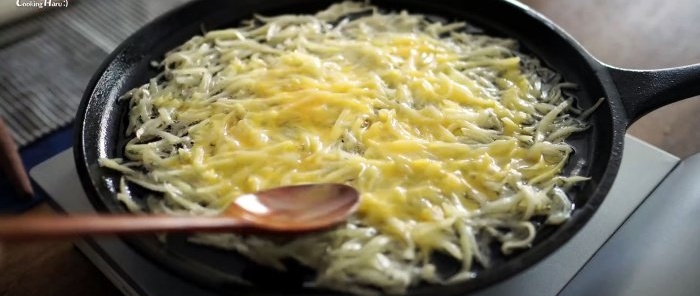 lay out half the potatoes in a continuous layer and pour over the egg