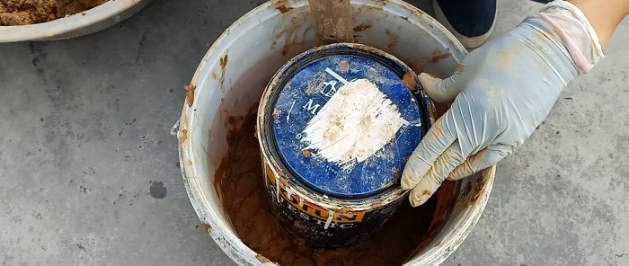 A tin can is placed in the bucket and aligned in the center