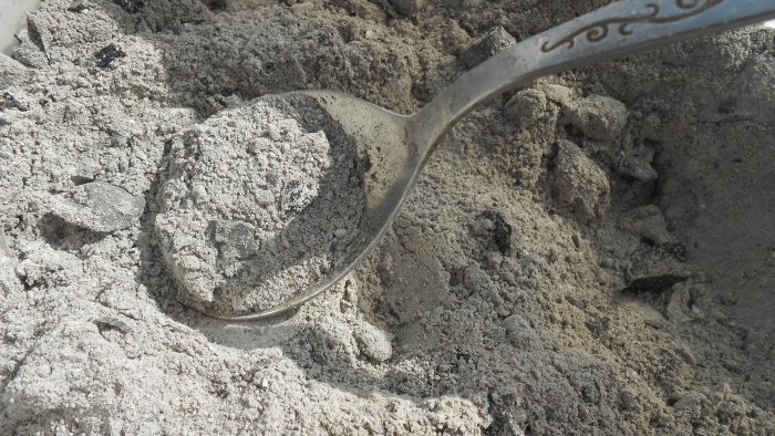 add 2 tablespoons of sifted herbal ash