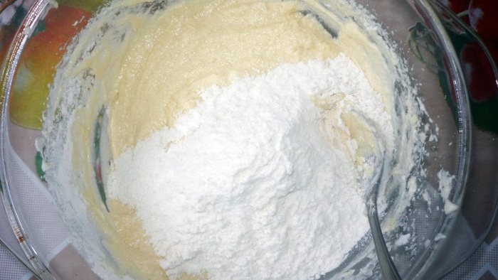 Pour the previously prepared mixture of flour, soda and salt into the whipped mixture of sugar and eggs