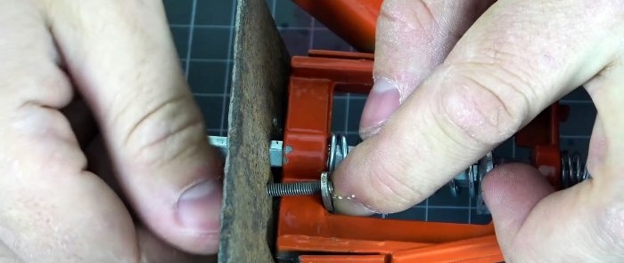 How to use a broken caulking gun to make a jack for home furniture and more