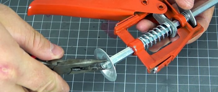 How to use a broken caulking gun to make a jack for home furniture and more