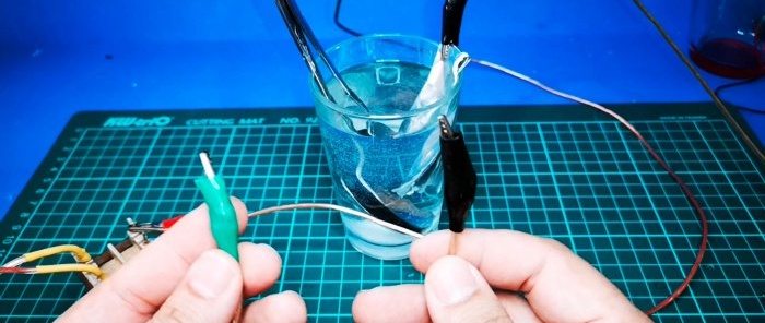 How to make a liquid diode from a spoon of water and soda