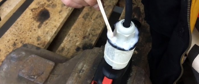 How to use a screwdriver with a dead battery