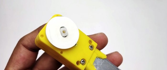 How to make a miniature compressor from a syringe and a machine gearbox