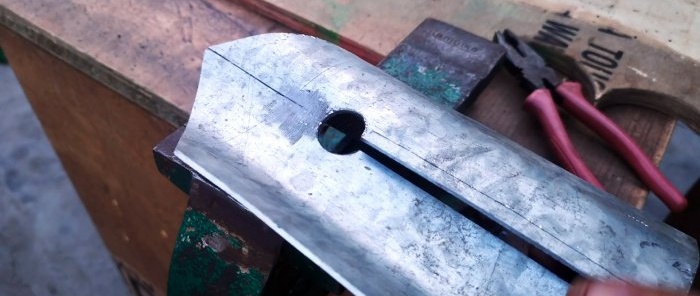 How to make a simple garden auger from a sheet of steel