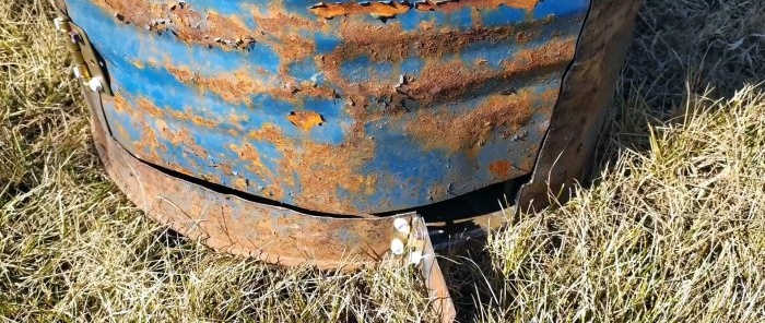 Economical long-burning stove for a greenhouse made from a barrel