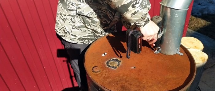 Economical long-burning stove for a greenhouse made from a barrel