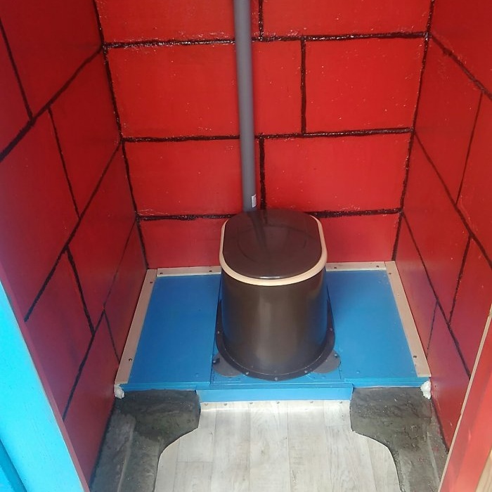 How to build an outdoor toilet from blocks