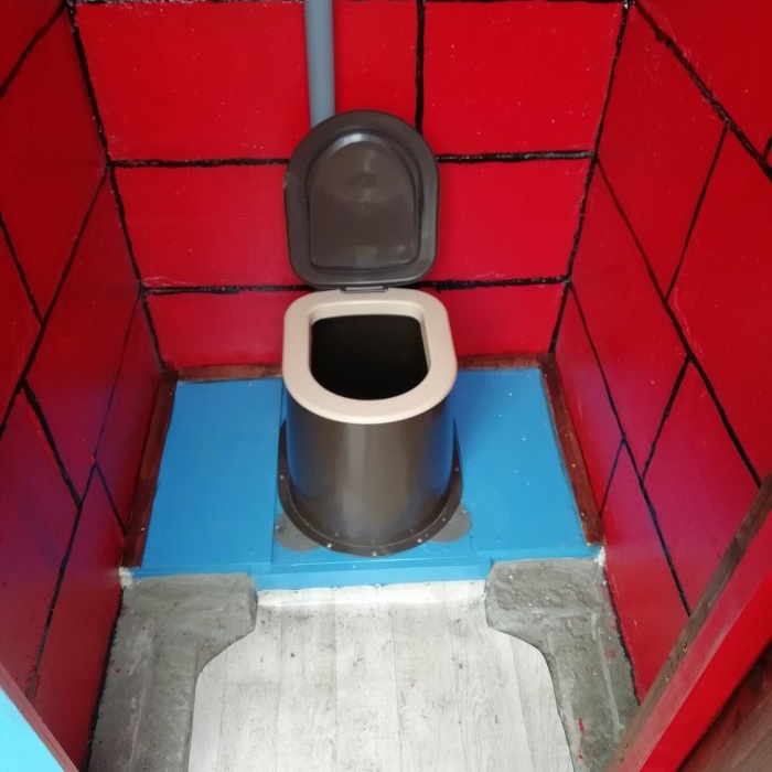 How to build an outdoor toilet from blocks