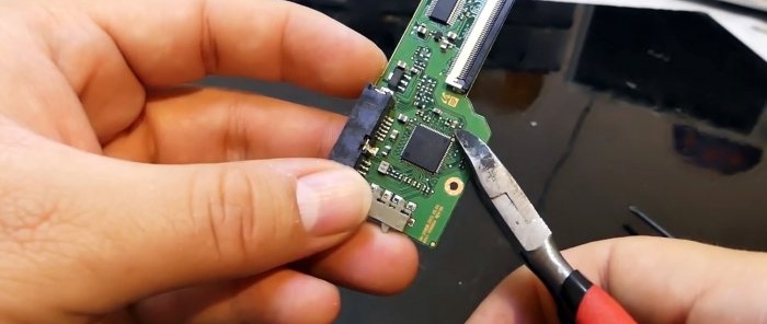 How to upgrade an old laptop by replacing the DVD drive with an SSD