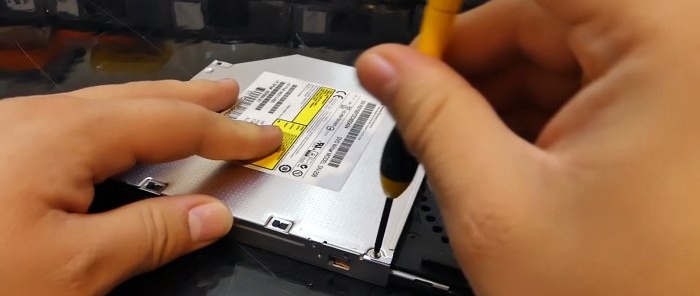 How to upgrade an old laptop by replacing the DVD drive with an SSD