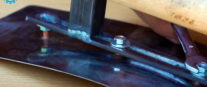 How to Make an Adjustable Trowel for Curved Places