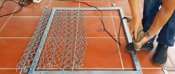 How to make a fence section from chain-link mesh without welding