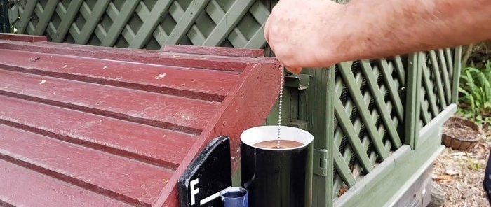 An interesting do-it-yourself feed level indicator in a chicken feeder