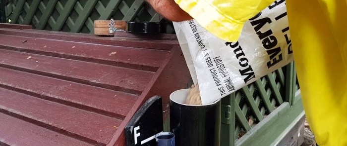 An interesting do-it-yourself feed level indicator in a chicken feeder