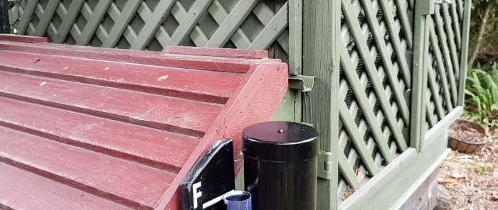 An interesting do-it-yourself feed level indicator in a chicken feeder