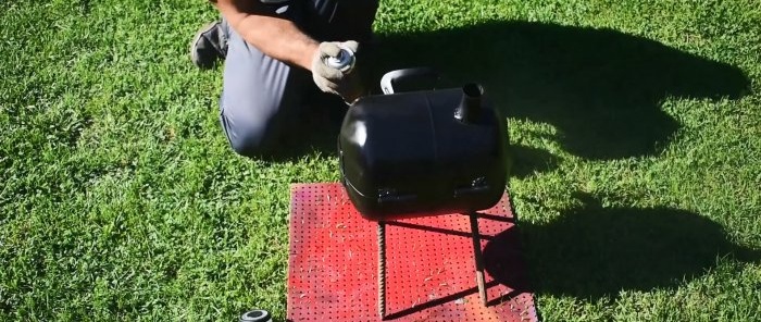 Mini grill made from a freon cylinder