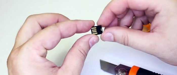 How to make a flash drive with a combination lock