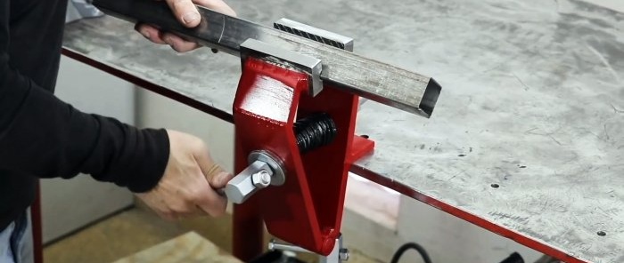 How to make the simplest custom bench vise