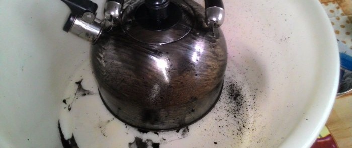 5 tablets of activated carbon and your kettle will shine clean