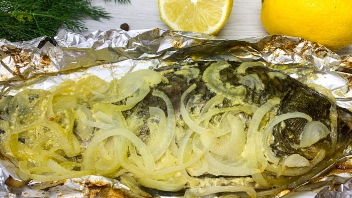 How to bake crucian carp in foil with onions is very tasty