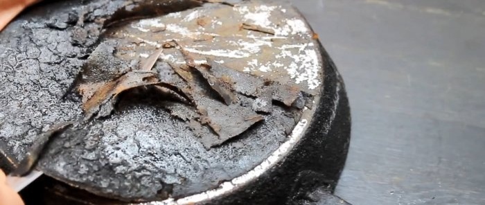 How to clean a frying pan from years of carbon deposits without magic remedies or store-bought chemicals