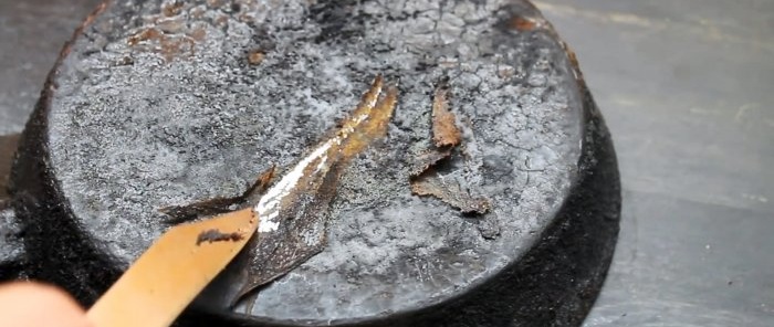 How to clean a frying pan from years of carbon deposits without magic remedies or store-bought chemicals