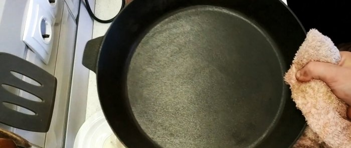 How to restore a cast iron skillet and make it non-stick