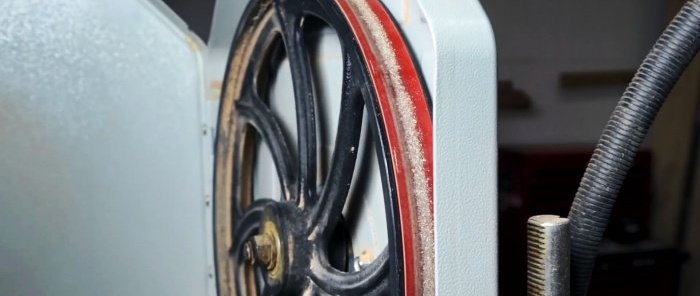 How to Quickly Clean Band Saw Pulleys