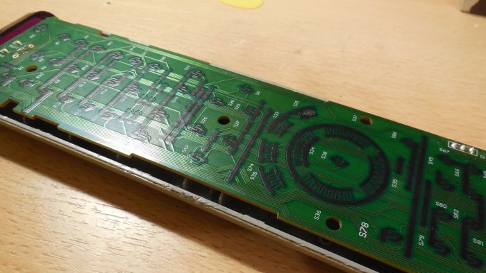 Repairing the remote control with homemade graphite varnish