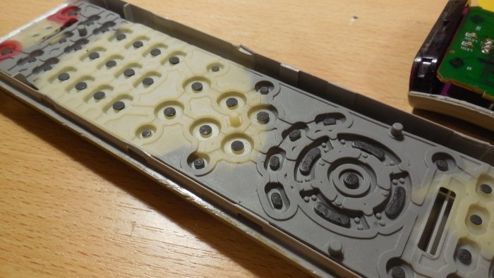 Repairing the remote control with homemade graphite varnish