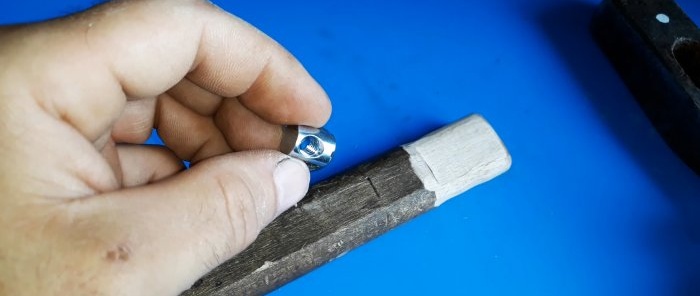 How to reliably and permanently wedge a hammer with a screw wedge