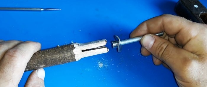 How to reliably and permanently wedge a hammer with a screw wedge