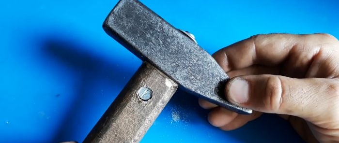 How to reliably and permanently wedge a hammer with a screw wedge