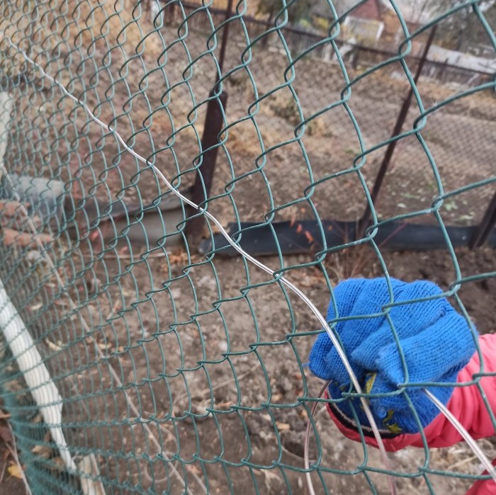 How to string a budget mesh fence with your own hands