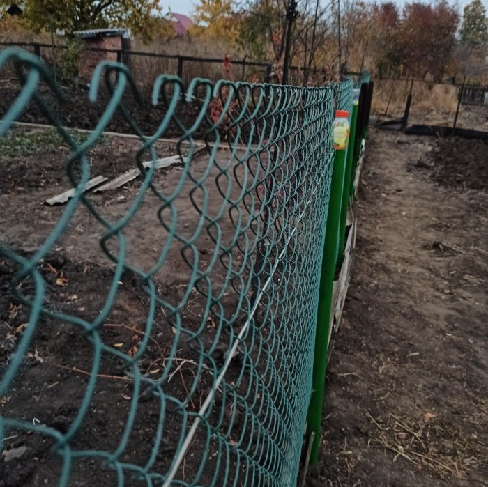 How to string a budget mesh fence with your own hands